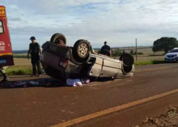 Casal e criança ficam feridos, após Uno capotar na BR-060