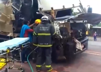 Menor fica preso às ferragens, após tio tirar caminhão da pista para evitar acidente e bater em outro