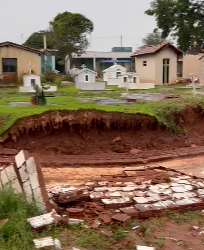 Chuva “que não para” em MS derruba até muro do cemitério em Rochedo