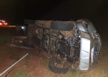 Toyota Hilux capota e deixa duas pessoas mortas na BR-060 em MS