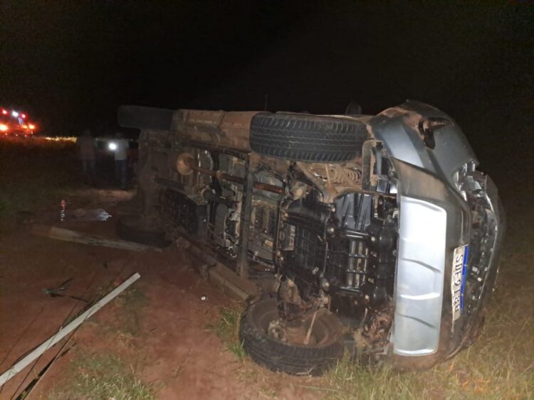 Toyota Hilux capota e deixa duas pessoas mortas na BR-060 em MS