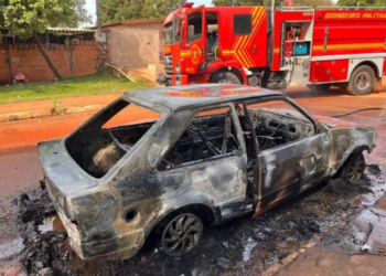 Mulher coloca fogo no carro do ex por ciúmes e destrói veículo em MS