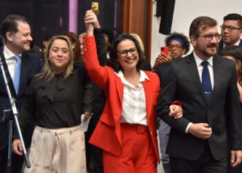 Com canções entoadas no plenário, deputada Gleice Jane toma posse na ALEMS