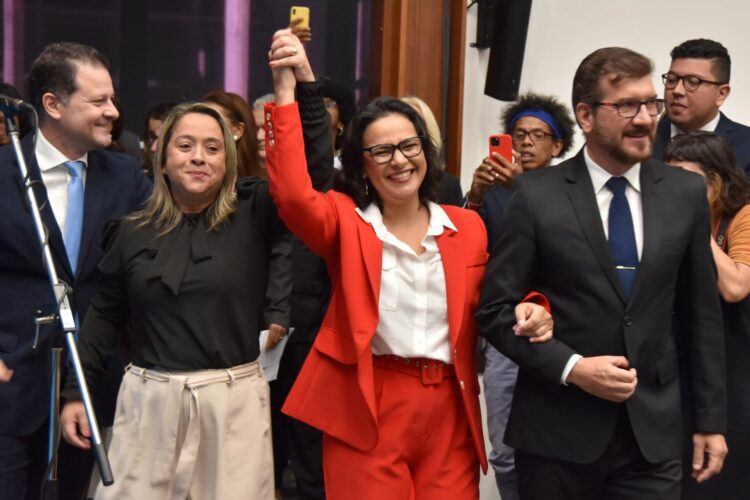 Com canções entoadas no plenário, deputada Gleice Jane toma posse na ALEMS