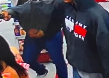 Imagens mostram dupla assaltando a mão armada farmácia no Jardim Leblon na Capital