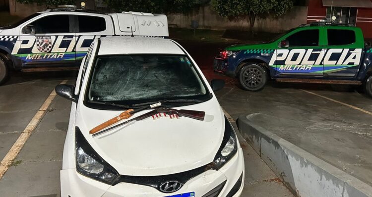 Com espingarda e munições, garçom foge de policiais em Hyundai HB20 por ruas de cidade