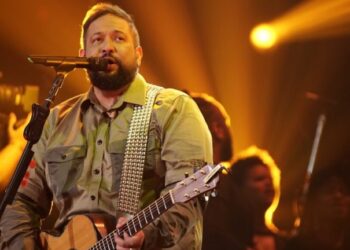 Cantor Fernandinho faz show gratuito no último dia de festa na Cidade da Páscoa