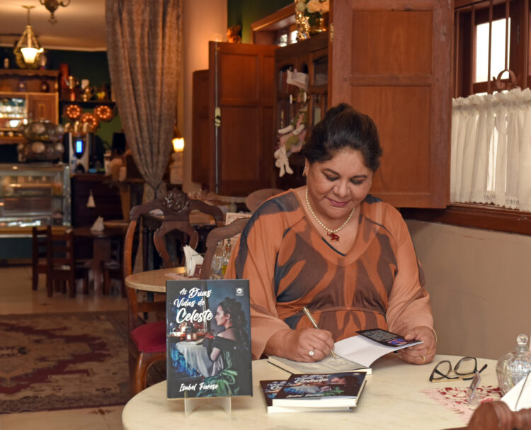 Autora une lançamento de livro com esquetes teatrais em iniciativa inédita