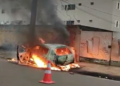 Carro pega fogo, após condutora colidir em poste no Tijuca e ela é socorrida às pressas