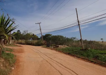 Motocicleta sem farol é atropelada por caminhão em estrada e condutor morre