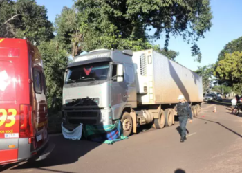 Rapaz de 22 anos morre ao ter moto atropelada por carreta e amigo de 17 fica grave na Capital