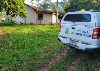 Mulher é encontrada morta a facadas na cama e companheiro é o principal suspeito