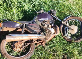 Motociclista bate em placa passa direto em rotatória e morre na BR-463