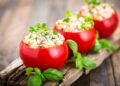 Receita saudável: tomates recheados com queijo. Confira: