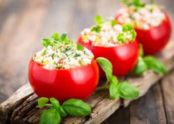 Receita saudável: tomates recheados com queijo. Confira: