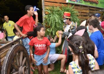 Brincadeira de caça aos ovos resgata memória afetiva de pais e filhos na Cidade da Páscoa