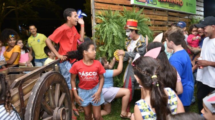 Brincadeira de caça aos ovos resgata memória afetiva de pais e filhos na Cidade da Páscoa