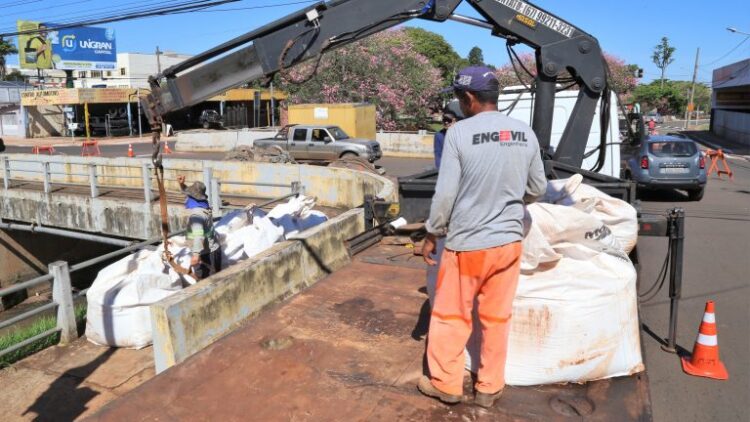 Prefeitura inicia recuperação da ponte sobre canal do Prosa danificada pela chuva