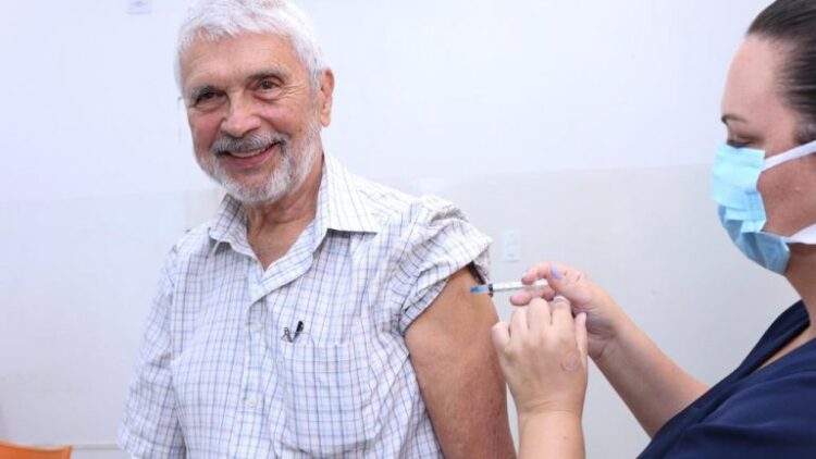 Capital tem itinerante em shopping no fim de semana e cinco unidades abertas no feriado para vacinação