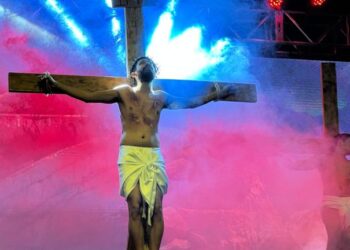 Sexta-feira Santa é marcada por emoção com encenação da Paixão de Cristo na Cidade da Páscoa