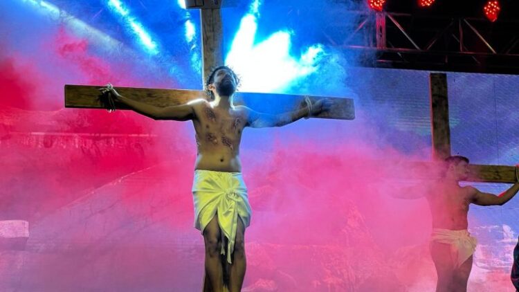 Sexta-feira Santa é marcada por emoção com encenação da Paixão de Cristo na Cidade da Páscoa