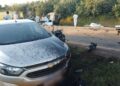 Duas pessoas ficas presas às ferragens em colisão entre carreta e caminhonete entre