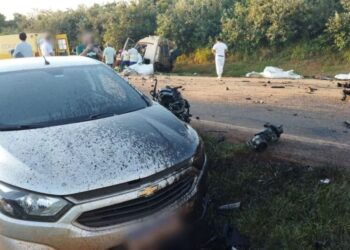 Duas pessoas ficas presas às ferragens em colisão entre carreta e caminhonete entre