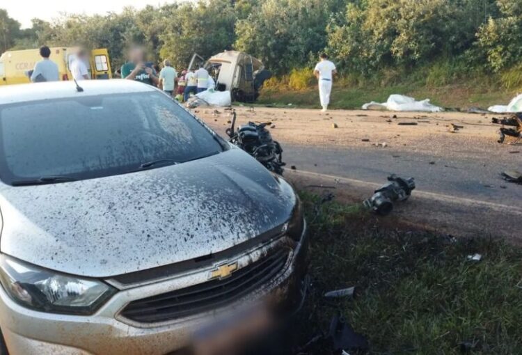 Duas pessoas ficas presas às ferragens em colisão entre carreta e caminhonete entre
