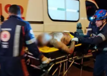 Irmão deixa faca cravada no tórax do outro, foge e é encontrado com facão de 40 centímetros