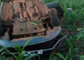 Condutor de Voyage perde o controle, capota e passageira sai ferida na MS-156