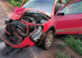 Mãe e criança ficam feridas, após colisão de VW Gol na traseira de caminhão