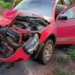 Mãe e criança ficam feridas, após colisão de VW Gol na traseira de caminhão