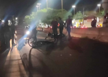 Motociclista morre atropelado por carreta na Gunter Hans, trecho onde há obra inacabada