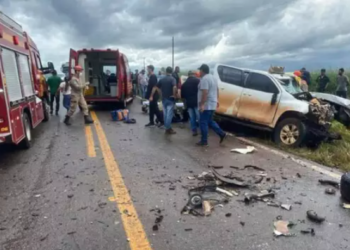 Colisão entre Hilux e carreta, que teve cabine arrancada, mata 2 e fere mais 2 gravemente