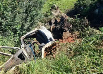 Condutor de caminhão morre ao perder controle e cair em ribanceira em MS