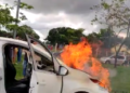 Vídeo: Veículo pega fogo na Duque de Caxias e aglomera populares na Capital