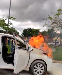 Vídeo: Veículo pega fogo na Duque de Caxias e aglomera populares na Capital