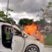 Vídeo: Veículo pega fogo na Duque de Caxias e aglomera populares na Capital