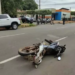 Motociclista de 28 anos morre atropelado por Hilux, após condutor não o enxergar em via