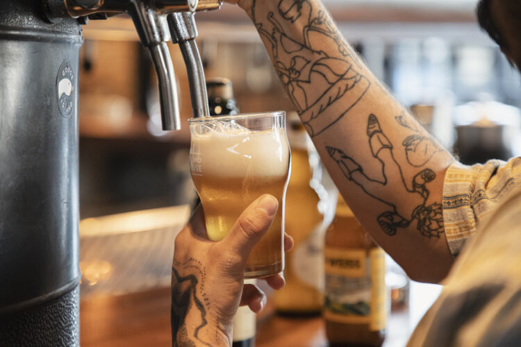 Empresas e escolas cervejeiras oferecem formação gratuita para entrar no mercado de trabalho