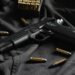 Homem bate L-200 em árvore e é preso com pistola e revólver dentro do veículo