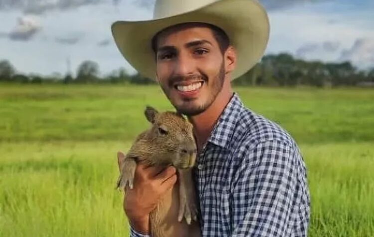 Tiktoker ‘pai’ de capivara ficará com ela, após polêmica
