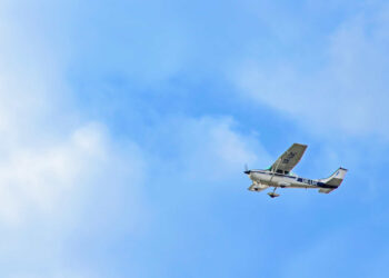 Aeronave colide contra cais de pesca e causa quatro mortos