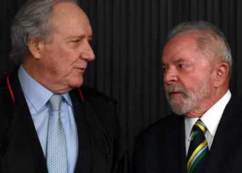 Lula assina aposentadoria de Lewandowski e fica liberado para indicar substituto no STF