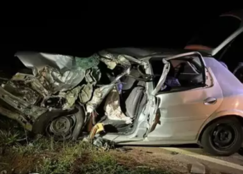 Condutor de Celta invade pista contrária e morre ao colidir em caminhão na BR-158