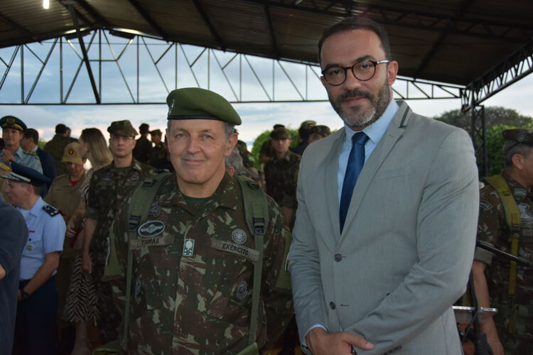 Fiems prestigia troca de comando do Comando Militar do Oeste