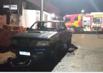 Homem coloca fogo em S-10 de outro, após discussão e destroí veículo