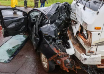 Prisma sofre aquaplanagem, rodopeia na pista e atinge caminhão, mulher está em estado grave