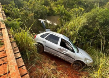 Bêbado, motorista atropela pescador e ainda cai com carro em ribanceira de rio