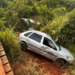 Bêbado, motorista atropela pescador e ainda cai com carro em ribanceira de rio